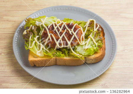 Croquette toast 136282964