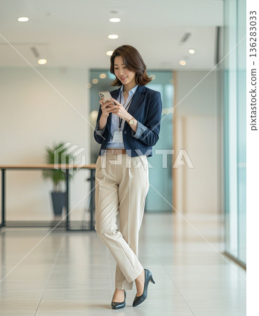 有智能手機的一名工作者 136283033