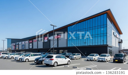 大型購物中心和停車場的外景 大型購物中心和停車場的外景 136283191