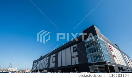 藍天和一座現代商業建築的外觀 136283194