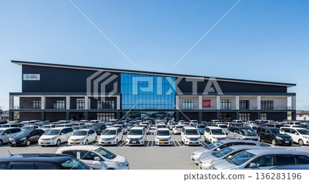 在一家大型商業設施前，設有一個大型停車場 136283196