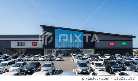 郊區商業設施與大型停車場相連 136283198