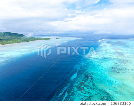 Yonara Channel (Taketomi Town, Okinawa Prefecture) *Iriomote Island is on the left Yonara Channel (Taketomi Town, Okinawa Prefecture) *Iriomote Island is on the left 136283360