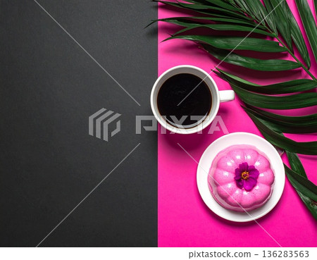俯視圖：一塊亮粉色的慕斯蛋糕和一杯黑咖啡 136283563
