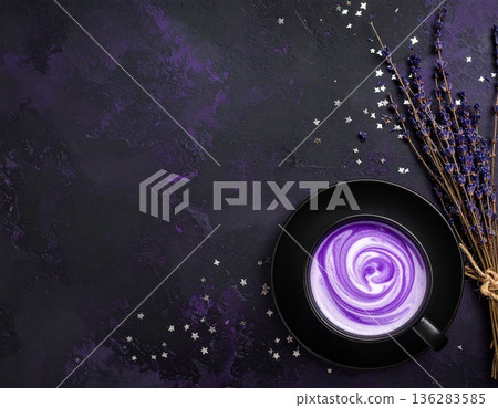 一幅描繪薰衣草拿鐵的藝術作品，背景是帶有紋理的紫色。 136283585