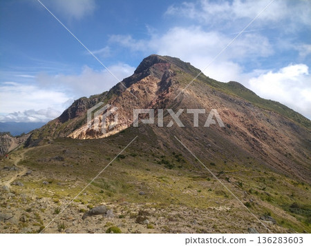 從串峰岔路口附近可以眺望會津磐梯山。 從串峰岔路口附近可以眺望會津磐梯山。 136283603