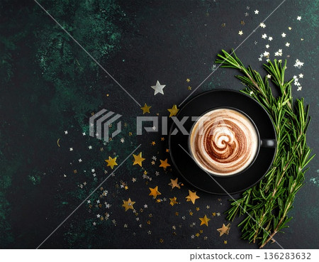 冬季俯瞰背景，摩卡拿鐵咖啡點綴著迷迭香和星星閃光 136283632