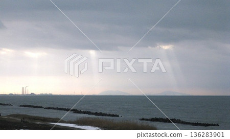 傾瀉而下的光芒照耀海面，天使之梯 136283901