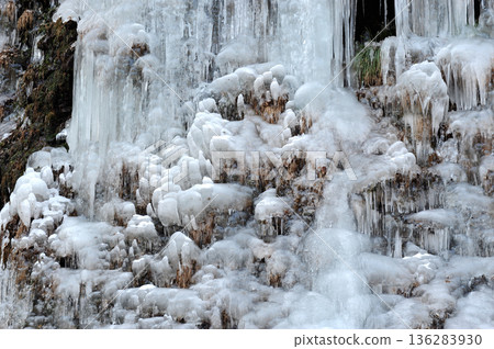 Right side of the Misotsuchi Falls icicles (Misotsuchi Falls) in Otaki, Chichibu City, Saitama Prefecture, which form during the harsh winter. Right side of the Misotsuchi Falls icicles (Misotsuchi Falls) in Otaki, Chichibu City, Saitama Prefecture, which form during the harsh winter. 136283930