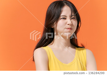橙色背景上的美麗女子 橙色背景上的美麗女子 136284200