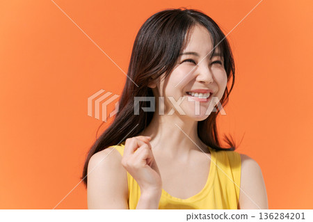 橙色背景上的美麗女子 橙色背景上的美麗女子 136284201