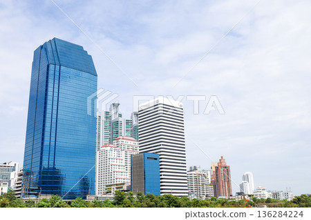 摩天大樓林立的城市景觀 [泰國曼谷] 136284224
