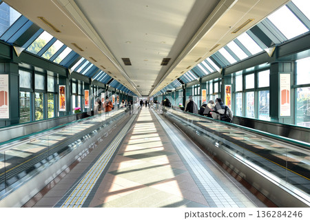 陽光灑進惠比壽站空中步道 136284246