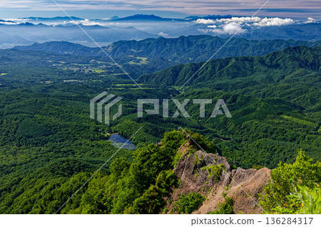 登山者穿越有之十和田峠和鏡池，從戶隱山眺望富士山和八岳。 136284317