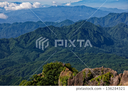 Climbers walking along the Ari Tower Crossing seen from Mount Togakushi 136284321