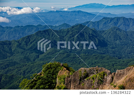 Climbers crossing the Ari-no-Towada Pass and the Central Alps mountain range seen from Mount Togakushi 136284322