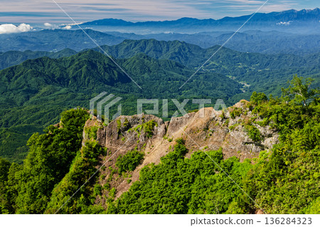 Climbers crossing the Ari-no-Towada Pass and the mountain ranges of the Central and Northern Alps seen from Mt. Togakushi Climbers crossing the Ari-no-Towada Pass and the mountain ranges of the Central and Northern Alps seen from Mt. Togakushi 136284323