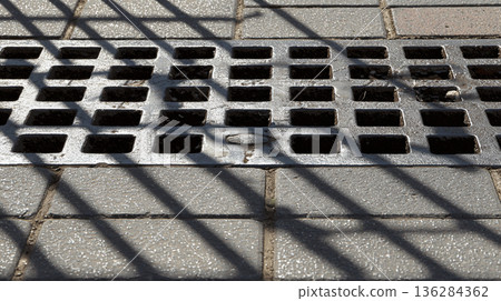 影子映在地上 136284362