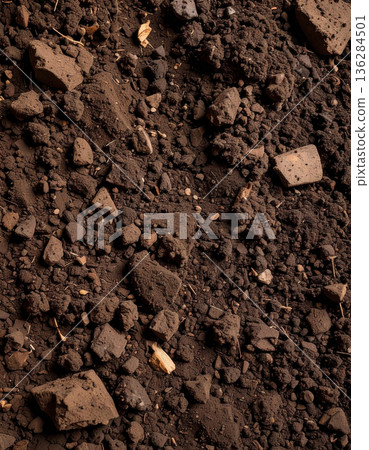 逼真的土壤紋理和鵝卵石地面。適用於建築和農業的背景紋理。 136284501
