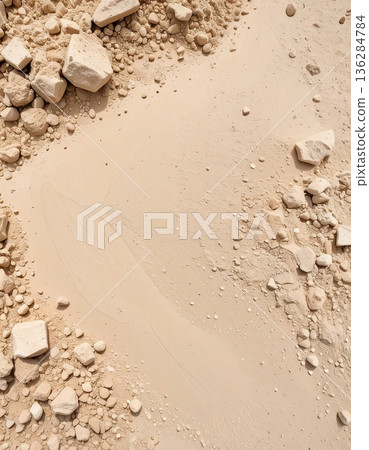 逼真的淺色土壤紋理和鵝卵石地面。適用於建築和農業的背景紋理。 136284784