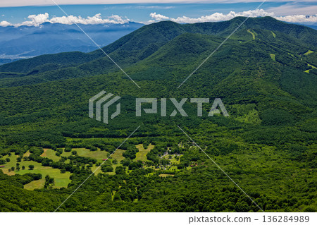 Iizuna and the cloud-filled mountain ranges of Joetsu and Shiga seen from the hiking trail from Mt. Togakushi to Mt. Takatsuma 136284989