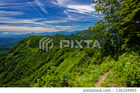 從戶隱山和高妻山之間的健行步道上，可以看到雲霧繚繞的北阿爾卑斯山脈。 136284995
