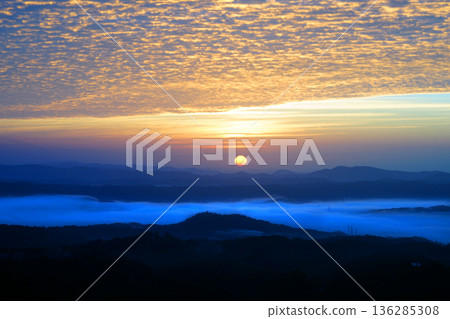 Sunrise and sea of clouds 1045 Sunrise and sea of clouds 1045 136285308