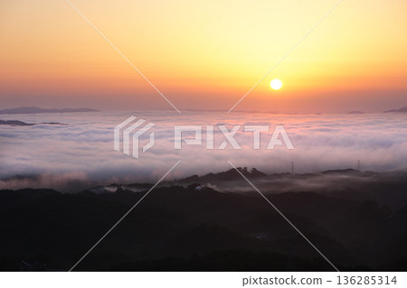 Morning glow, sunrise and sea of clouds 489 Morning glow, sunrise and sea of clouds 489 136285314