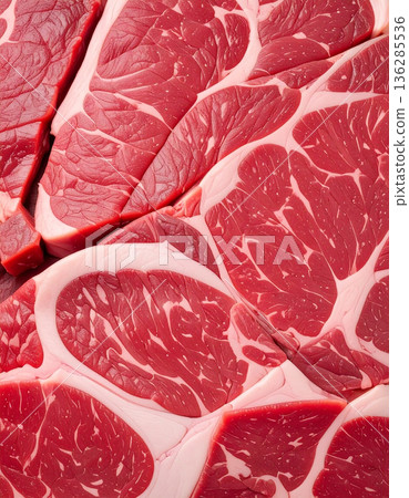 特寫鏡頭下的大理石紋和牛。鮮亮的紅色肉質和美麗的油花分佈。 136285536