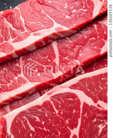 特寫鏡頭下的大理石紋和牛。鮮亮的紅色肉質和美麗的油花分佈。 136285538