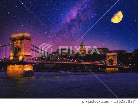 Beautiful night view of the Chain Bridge and Castle Hill 136285857