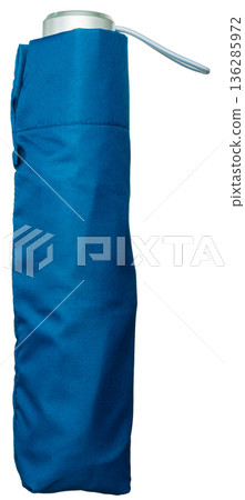 一把藍色折疊傘，裝在傘套裡，單獨放置在白色背景上。 136285972