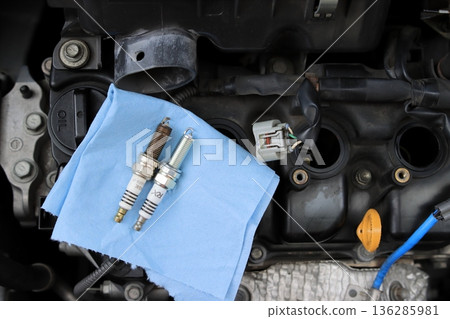 Replacing the engine spark plugs Replacing the engine spark plugs 136285981