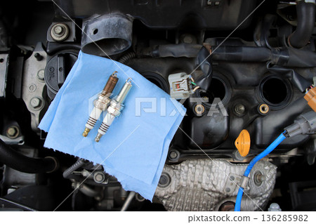 更換汽車引擎火星塞 136285982
