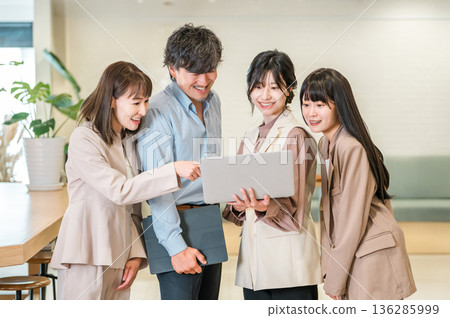 公司辦公室老闆、男高階主管商人和助理、女祕書人員 136285999