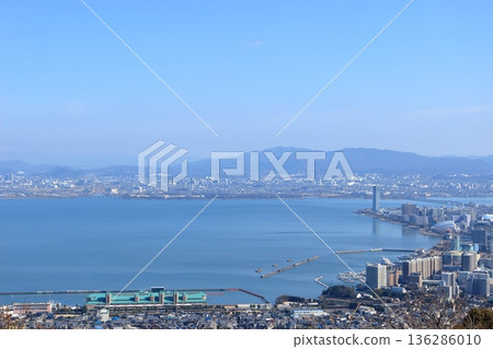 從長瀞山露台可以眺望琵琶湖、大津港週邊城鎮以及對岸的草津市。 136286010