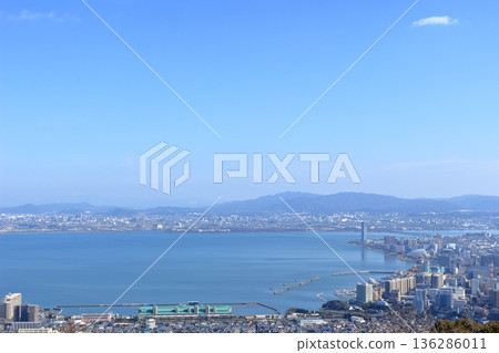 從長瀞山露台可以眺望琵琶湖、大津港週邊城鎮以及對岸的草津市。 從長瀞山露台可以眺望琵琶湖、大津港週邊城鎮以及對岸的草津市。 136286011