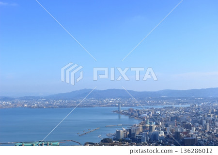 從長瀞山露台可以眺望琵琶湖、大津港週邊城鎮以及對岸的草津市。 從長瀞山露台可以眺望琵琶湖、大津港週邊城鎮以及對岸的草津市。 136286012