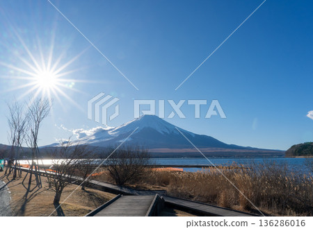 Clear winter sky and Mt.Fuji seen from Lake Yamanaka 136286016