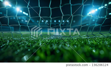 夜幕下的足球門和體育場 136286124