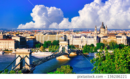布達佩斯多瑙河畔的鏈橋和聖斯蒂芬大教堂 136286221