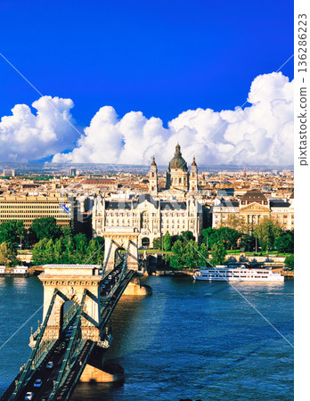 布達佩斯多瑙河畔的鏈橋和聖斯蒂芬大教堂 136286223
