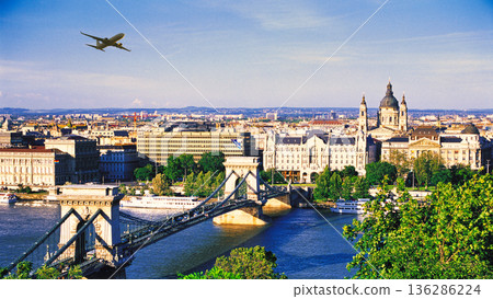 布達佩斯多瑙河畔的鏈橋和聖斯蒂芬大教堂 布達佩斯多瑙河畔的鏈橋和聖斯蒂芬大教堂 136286224