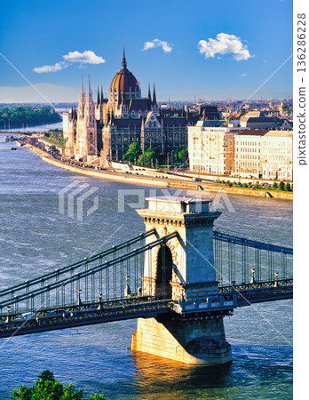 Chain Bridge and Parliament Building on the Danube in Budapest 136286228