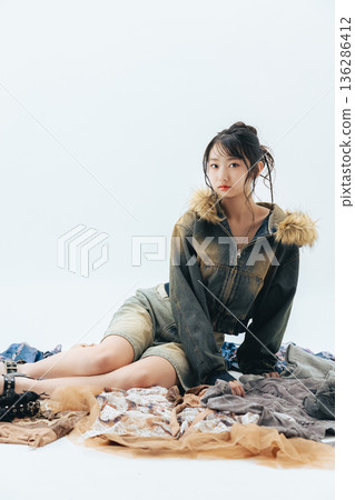 Fashion portrait of young woman Fashion portrait of young woman 136286412