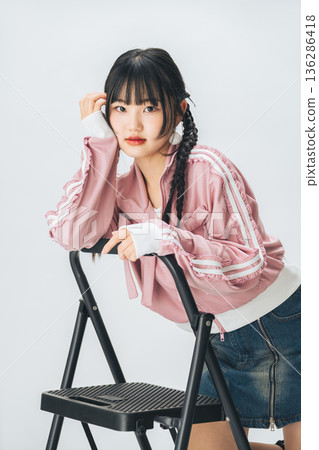 時尚的年輕女子肖像 136286418