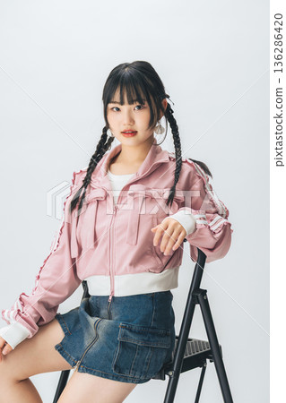 時尚的年輕女子肖像 136286420