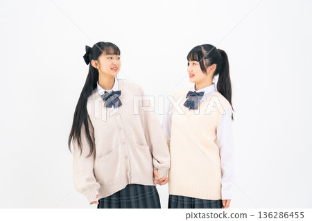 兩名女學生站得很近 136286455