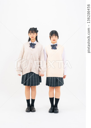兩名女學生並肩站立的全身照 兩名女學生並肩站立的全身照 136286456