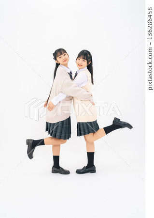 兩名女學生並肩站立的全身照 136286458